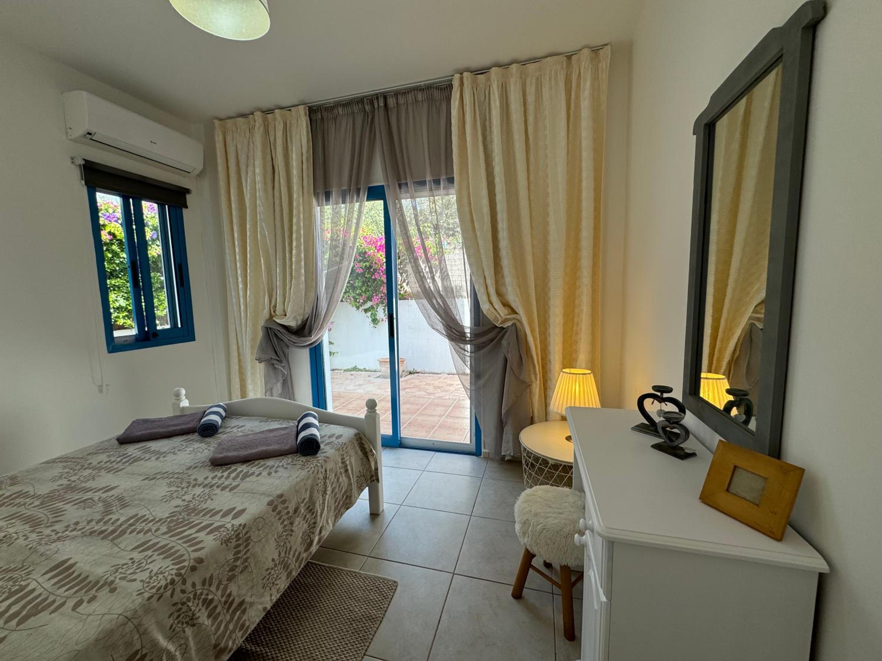 Cozy 2-bd ap near the sea!