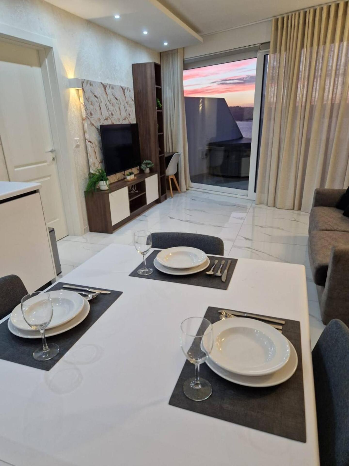 Ivory Suite Ph With Views And Jacuzzi By Homely photo 3