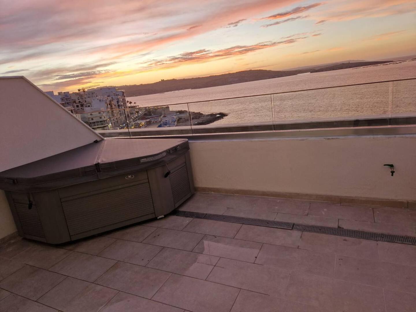 Ivory Suite Ph With Views And Jacuzzi By Homely photo 2