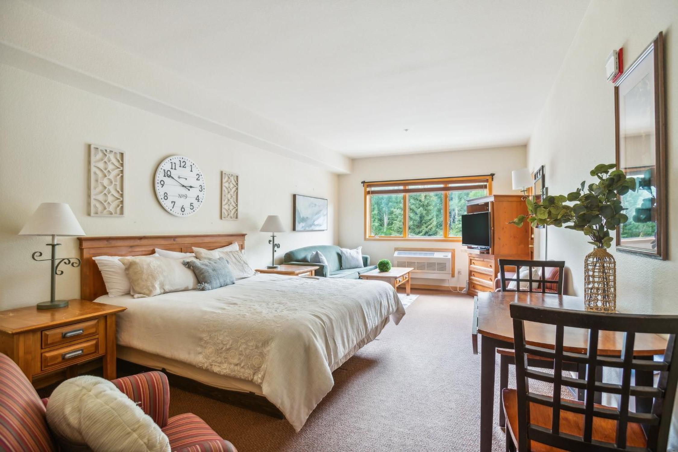 Cozy Ski-In Ski-Out Condo with Heated Pool view 5