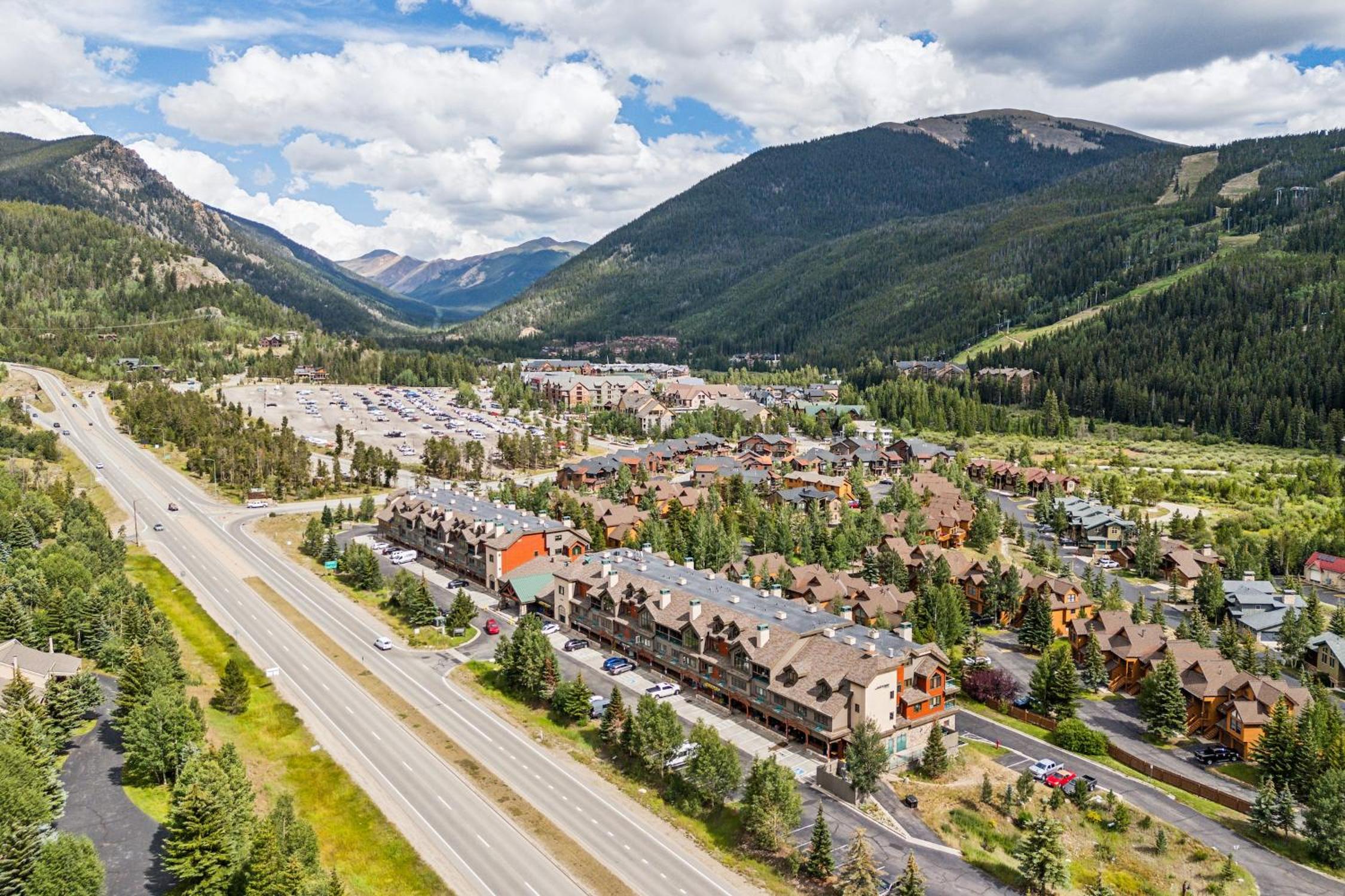 Hotel Cozy Ski-In Ski-Out Condo with Heated Pool - Image 1