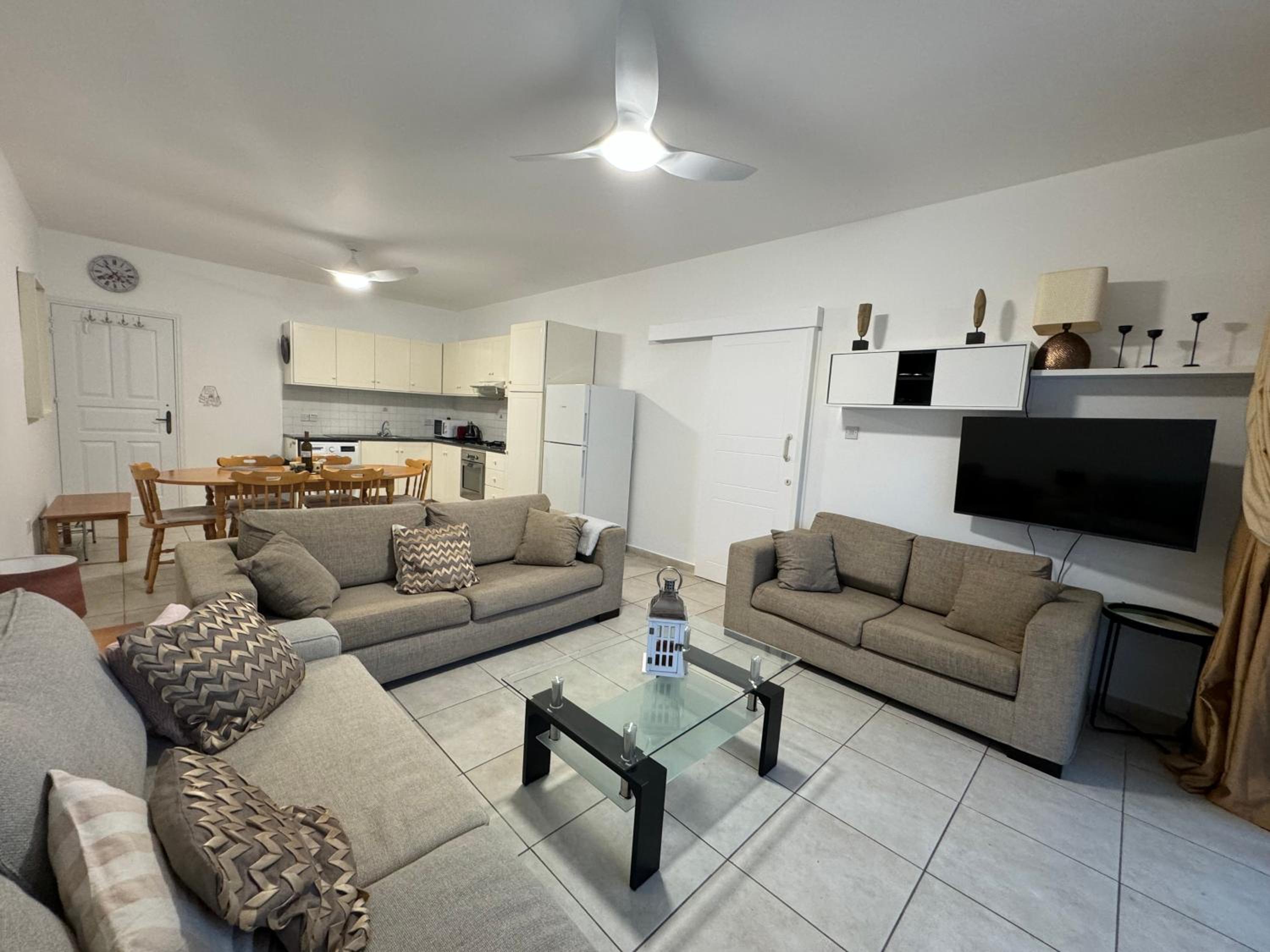 Cozy 2-bd ap near the sea!