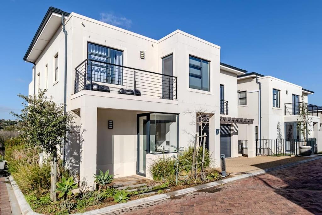 Songbird D'Aria Cape Town luxury house on Wine Estate view 3