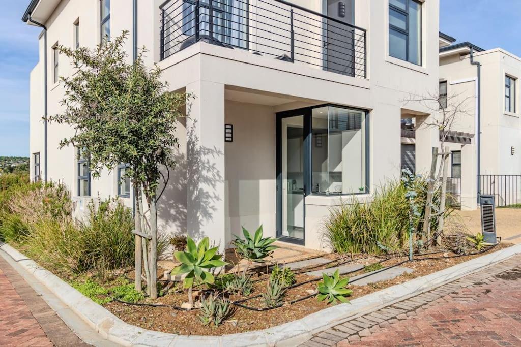 Songbird D'Aria Cape Town luxury house on Wine Estate view 4