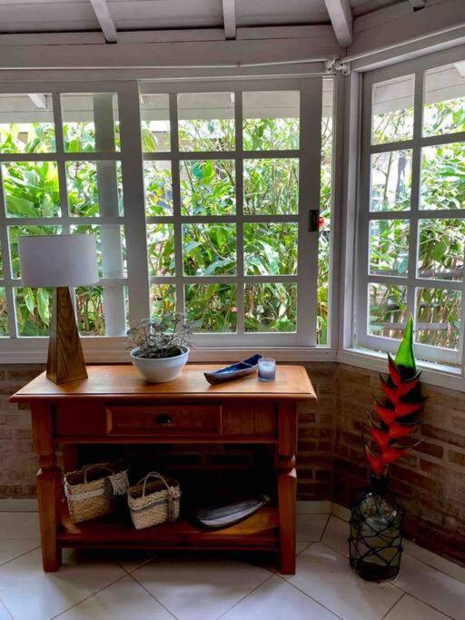 Casa charmosa em Juquehy cercada de verde, 2 quartos com churrasqueira