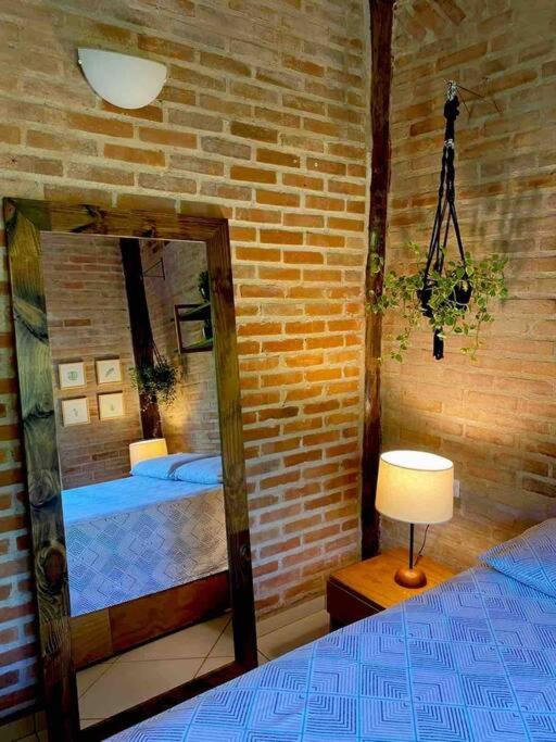 Casa charmosa em Juquehy cercada de verde, 2 quartos com churrasqueira