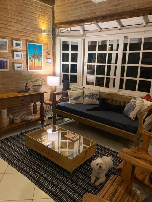 Casa charmosa em Juquehy cercada de verde, 2 quartos com churrasqueira