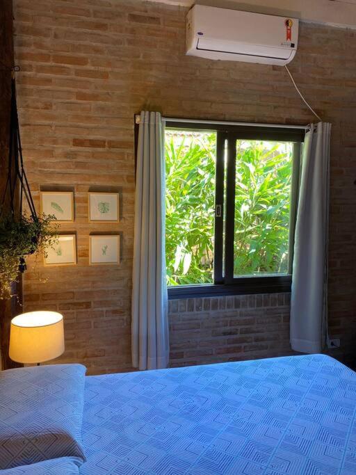 Casa charmosa em Juquehy cercada de verde, 2 quartos com churrasqueira