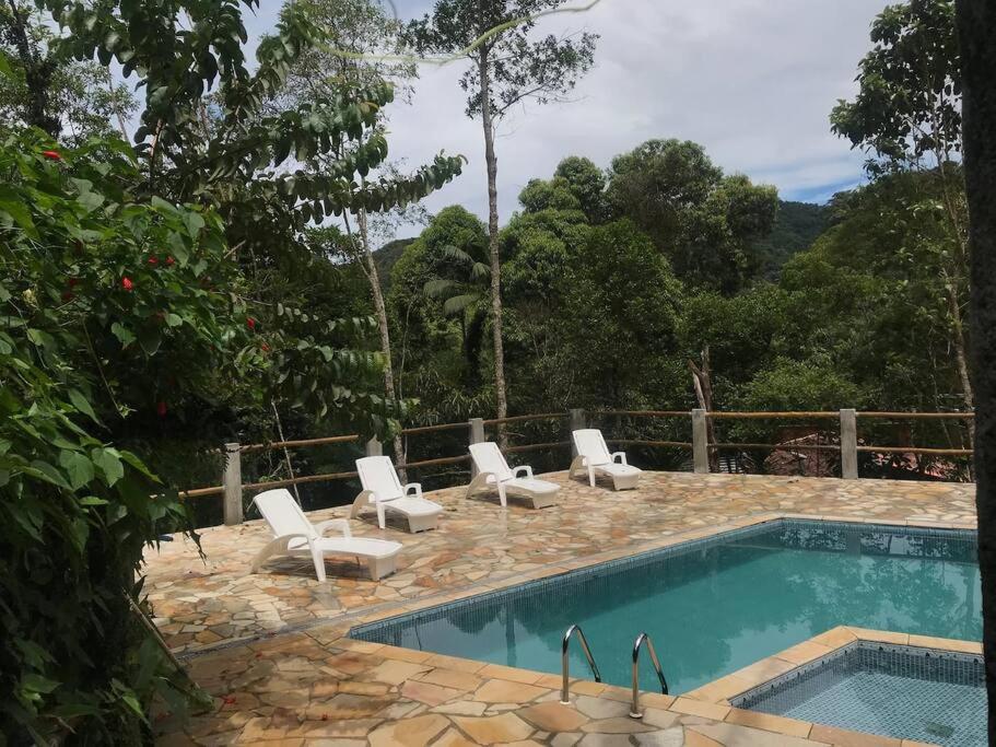 Casa charmosa em Juquehy cercada de verde, 2 quartos com churrasqueira
