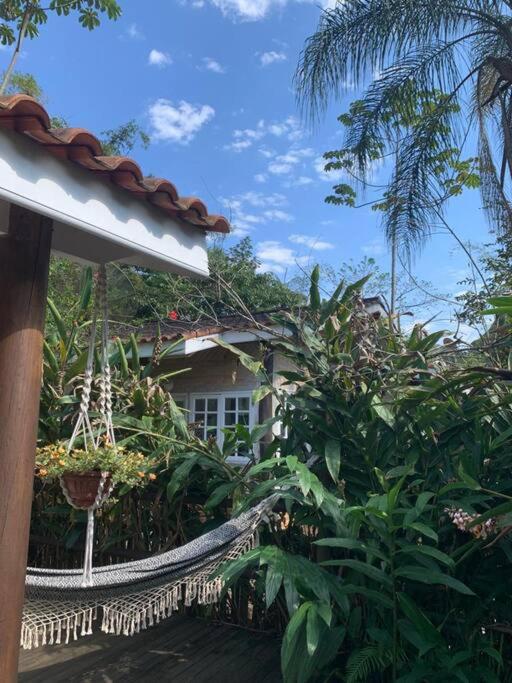 Casa charmosa em Juquehy cercada de verde, 2 quartos com churrasqueira