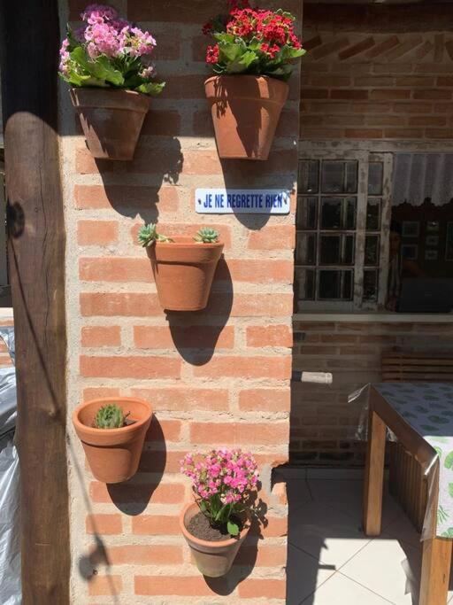 Casa charmosa em Juquehy cercada de verde, 2 quartos com churrasqueira