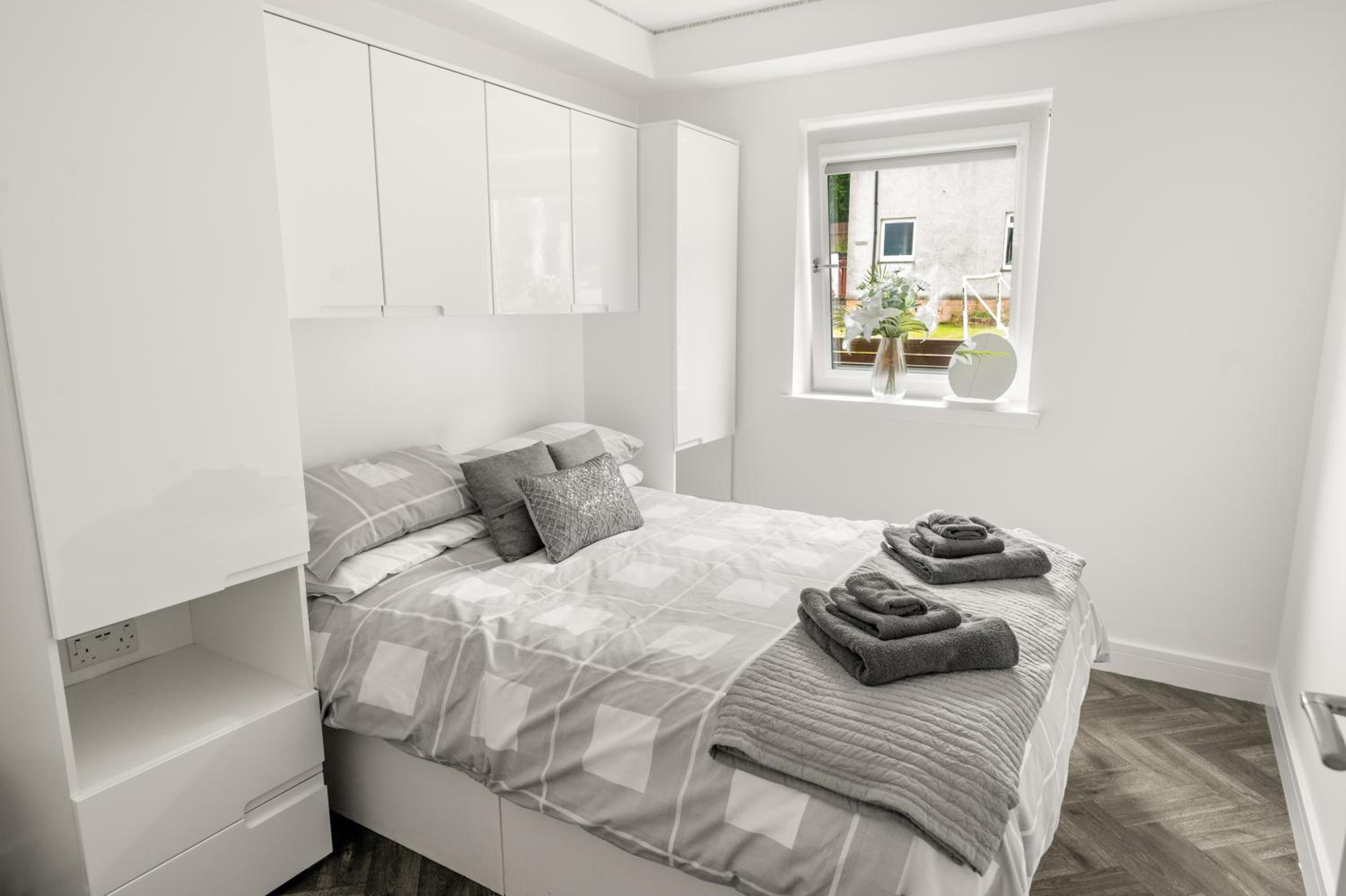 Beautiful 1 BR apt with private patio and free parking view 3