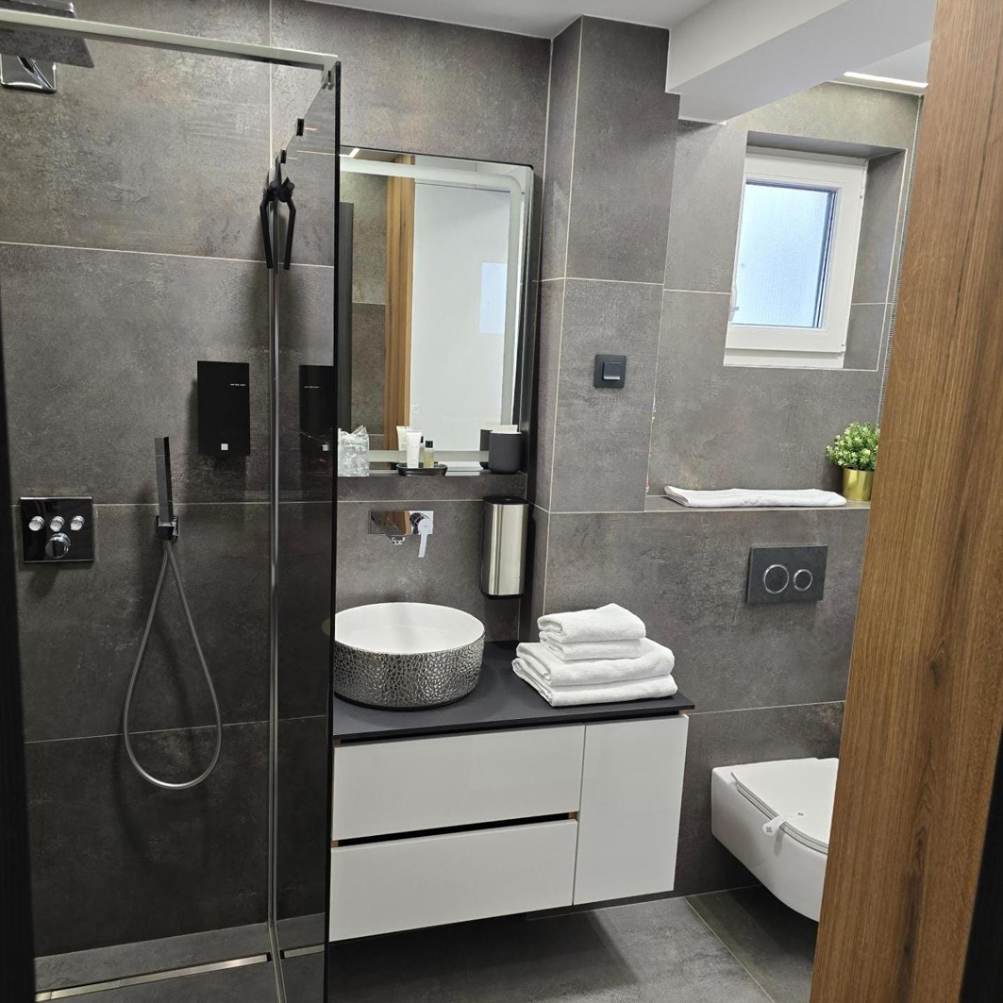 Osijek Luxury Center- self check in, free private parking, 0-24