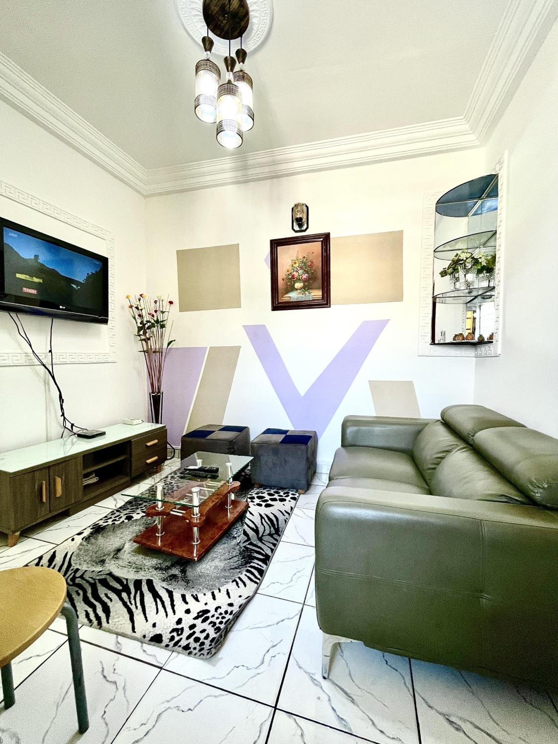 1 Bed Studio Sleeps 2 - Secure Parking Central