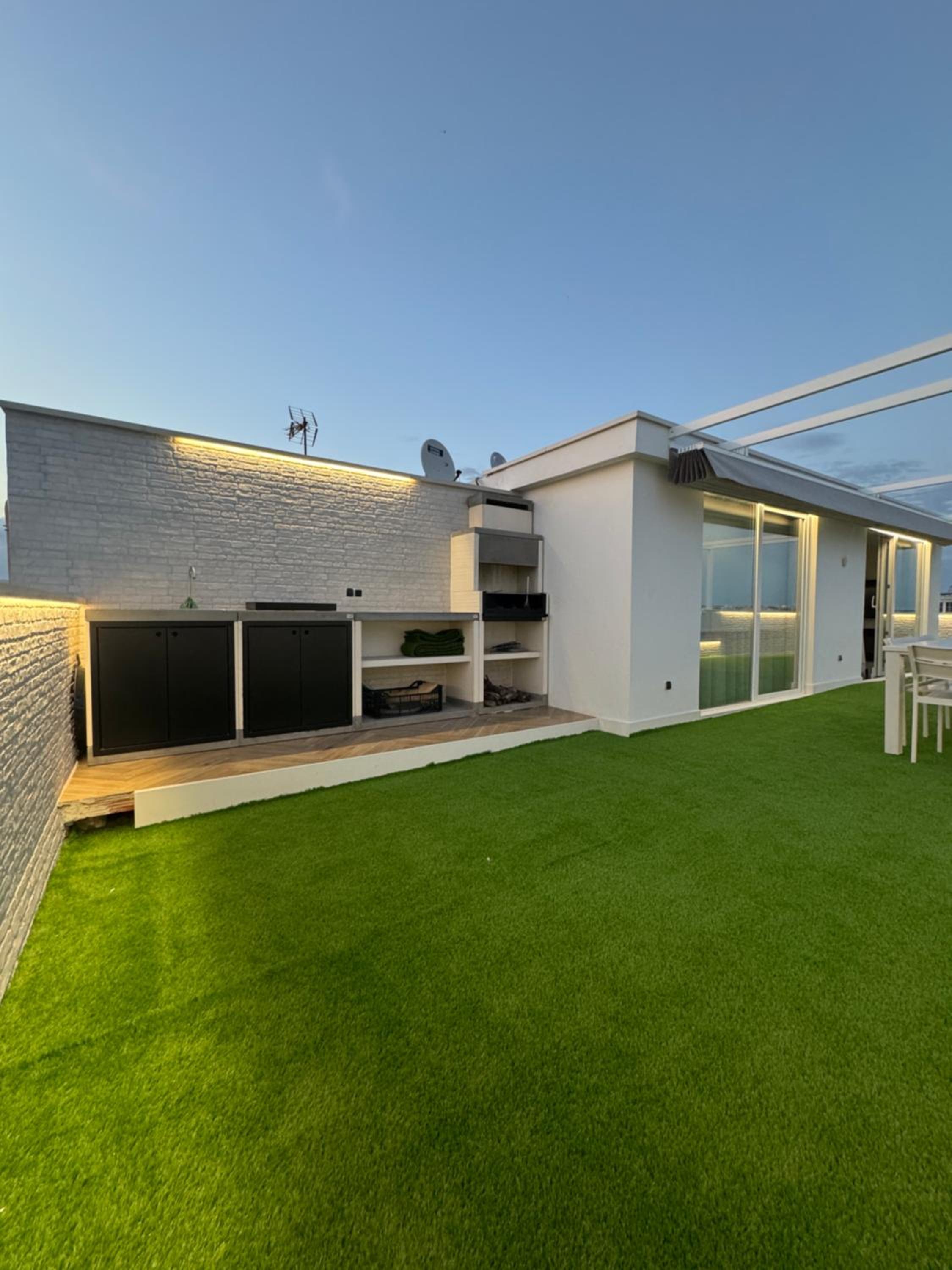 Fabulous front sea penthouse photo 2