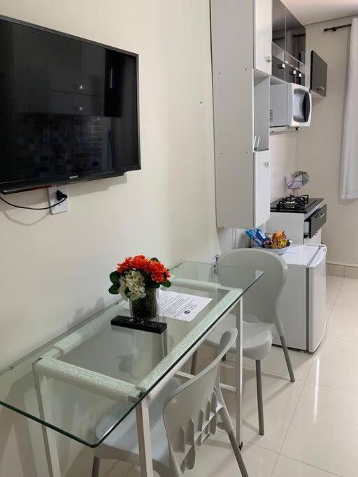Kitnet 206 centro, com linda vista janela, tv smart