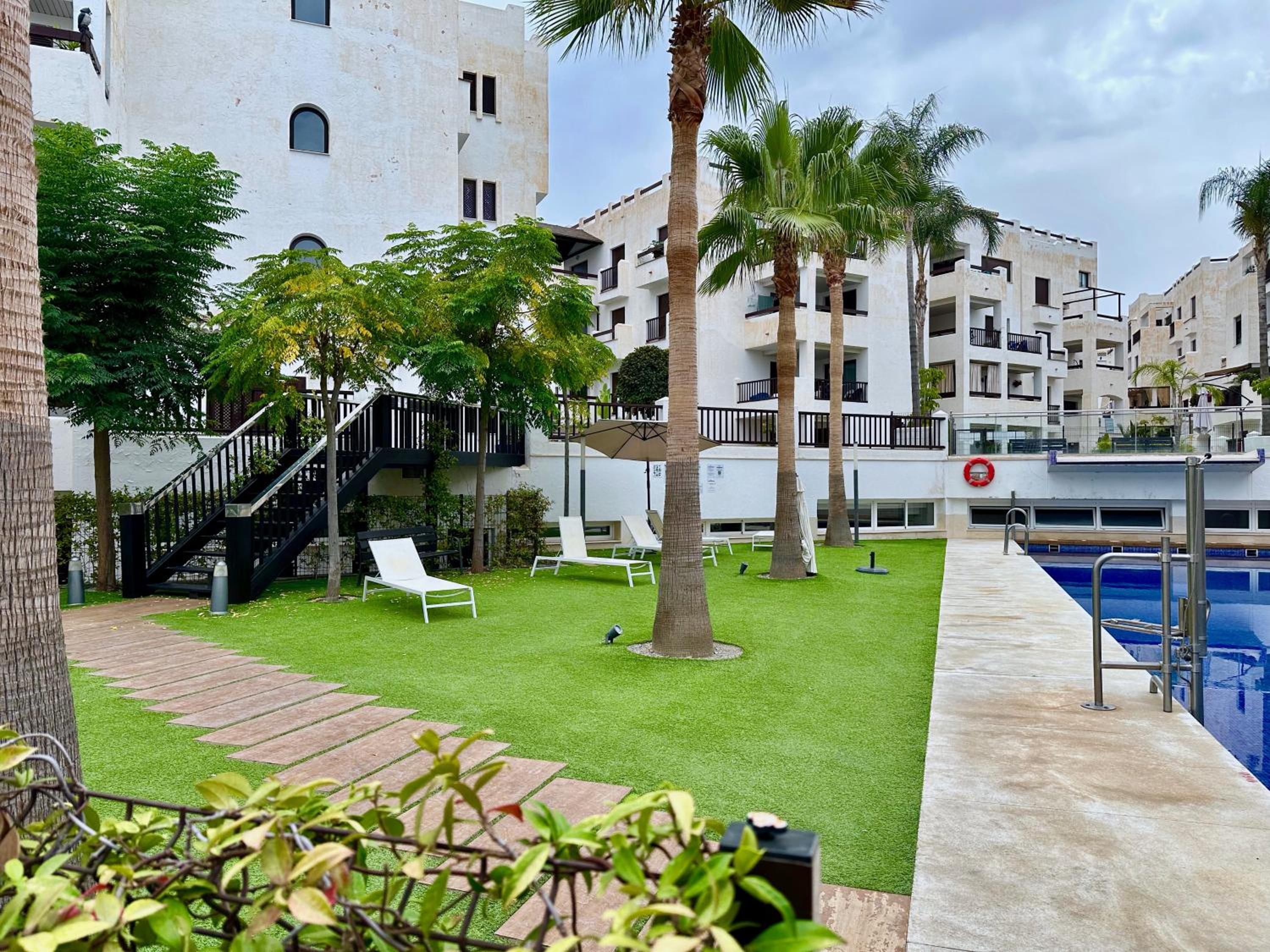 Nuevo Oasis con parking, piscina y cargador de VE