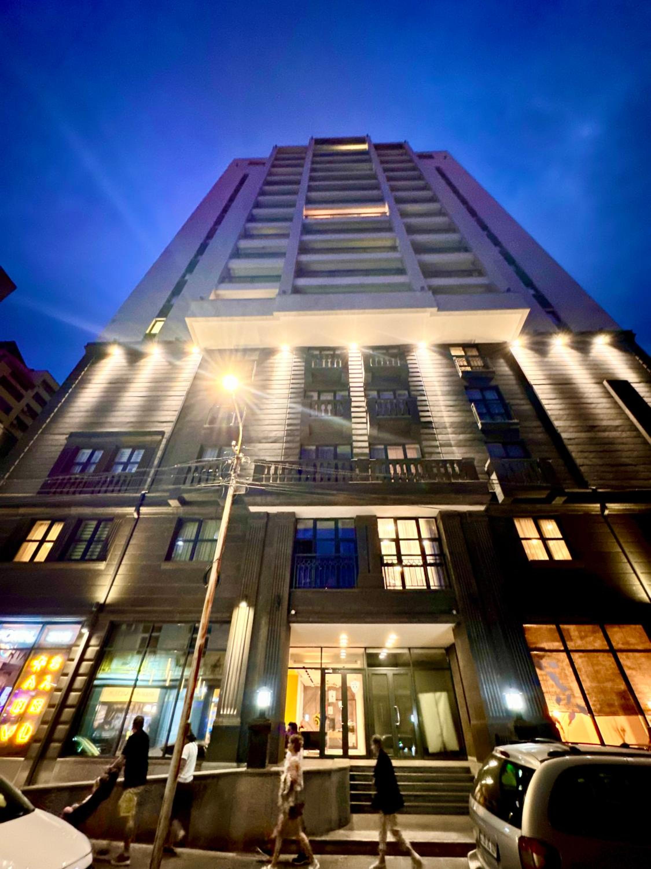 Luxury 2 bedroom apt with a balcony in the small center at Koghbatsi 16, New Building