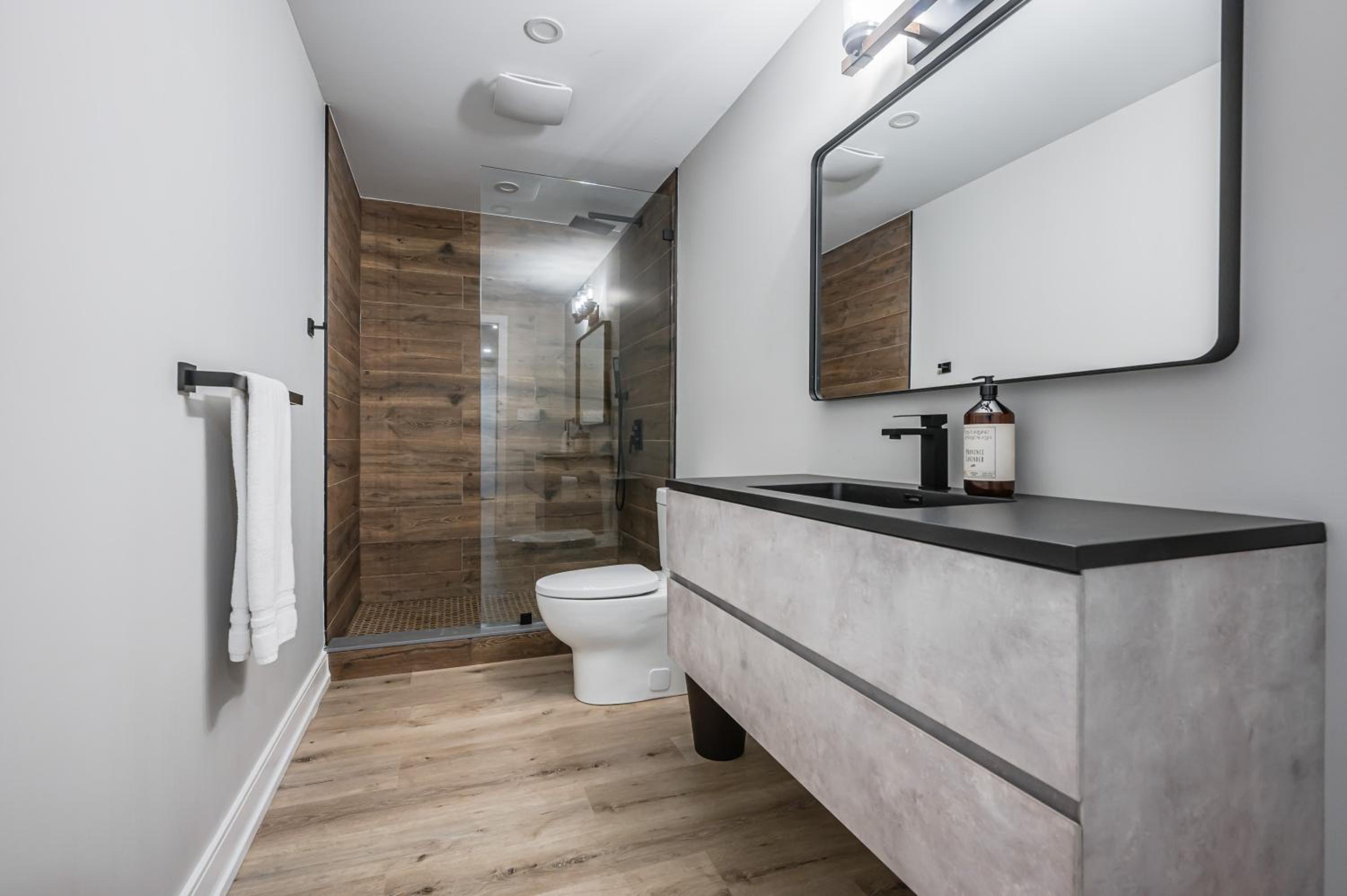 Luxury Farmhouse Stay With Hot Tub