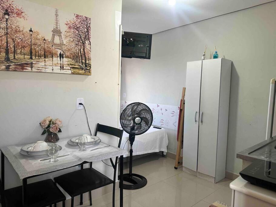 Kitnet 306 centro, com linda vista janela, tv smart