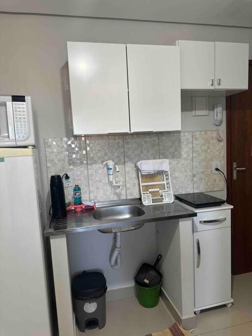Kitnet 306 centro, com linda vista janela, tv smart