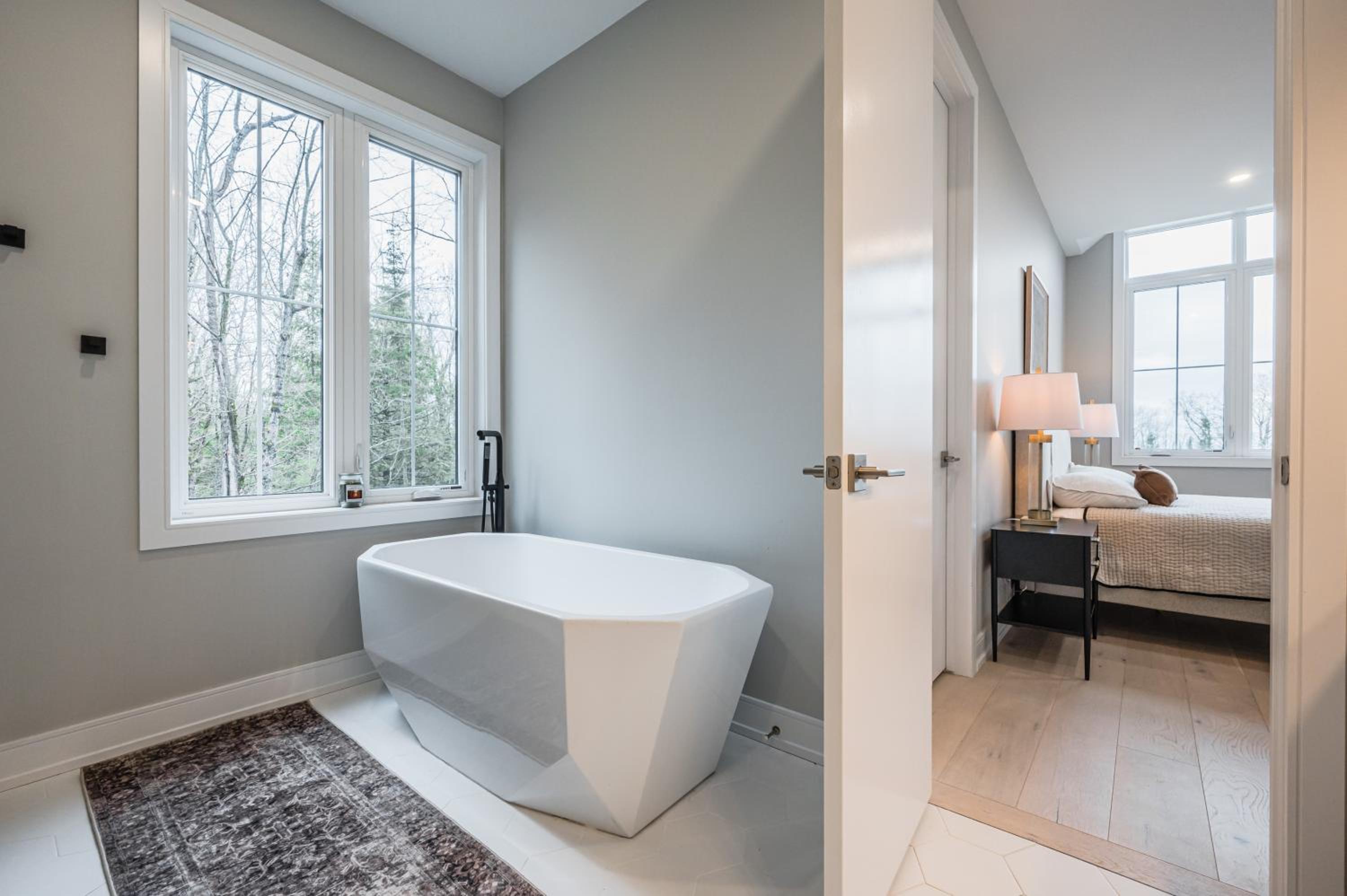 Luxury Farmhouse Stay With Hot Tub
