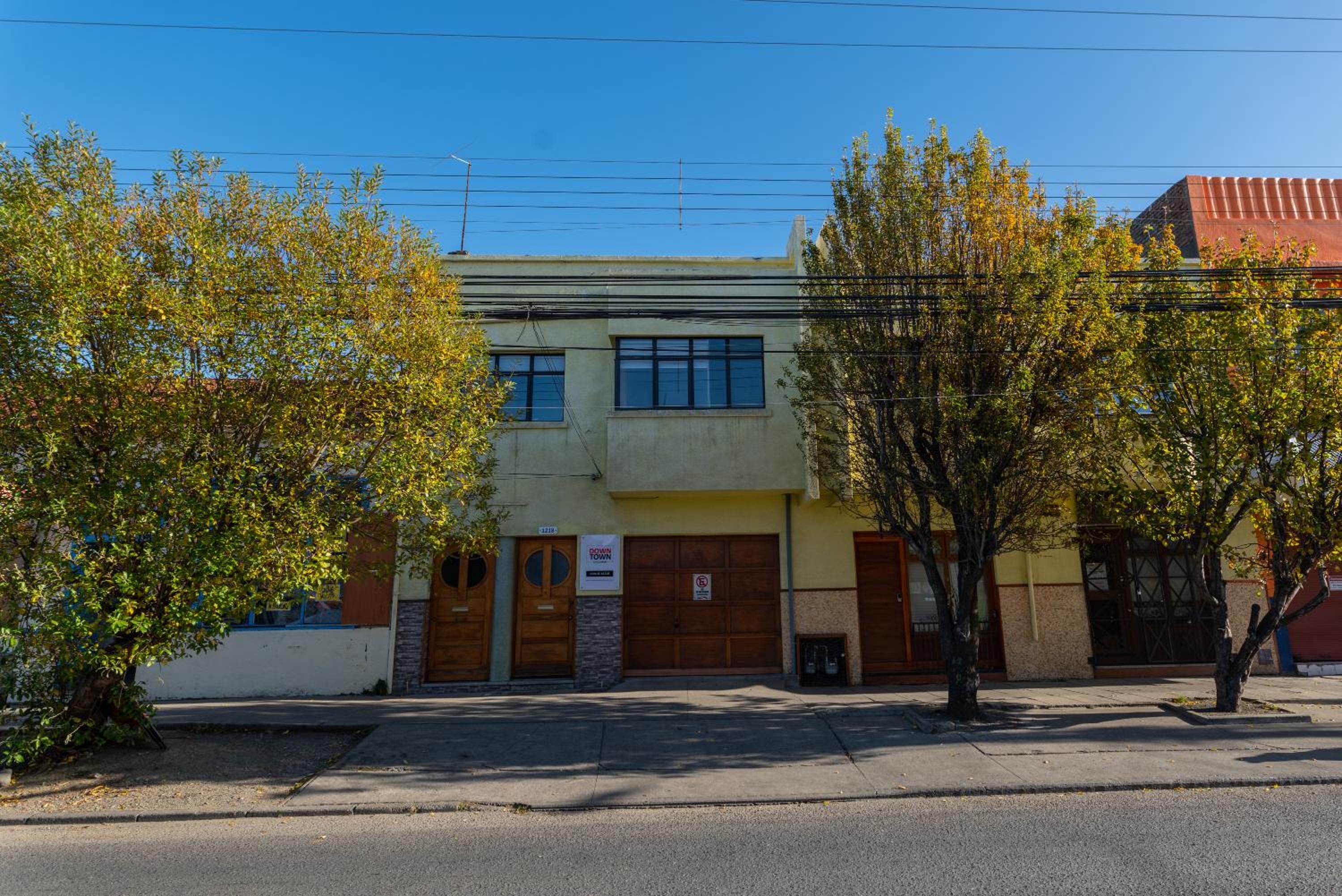 Hotel Incredible Downtown Duplex with Interior Backyard - Image 1