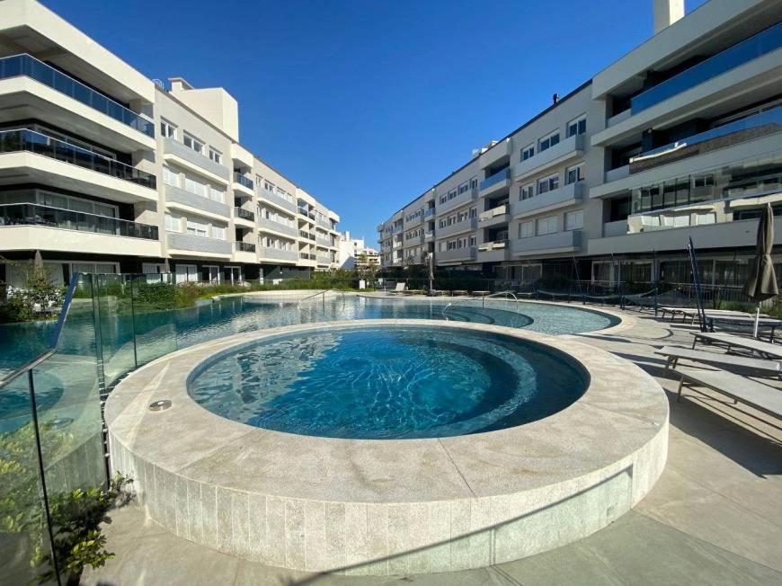 Apartamento novo de 02 suítes em Jurerê