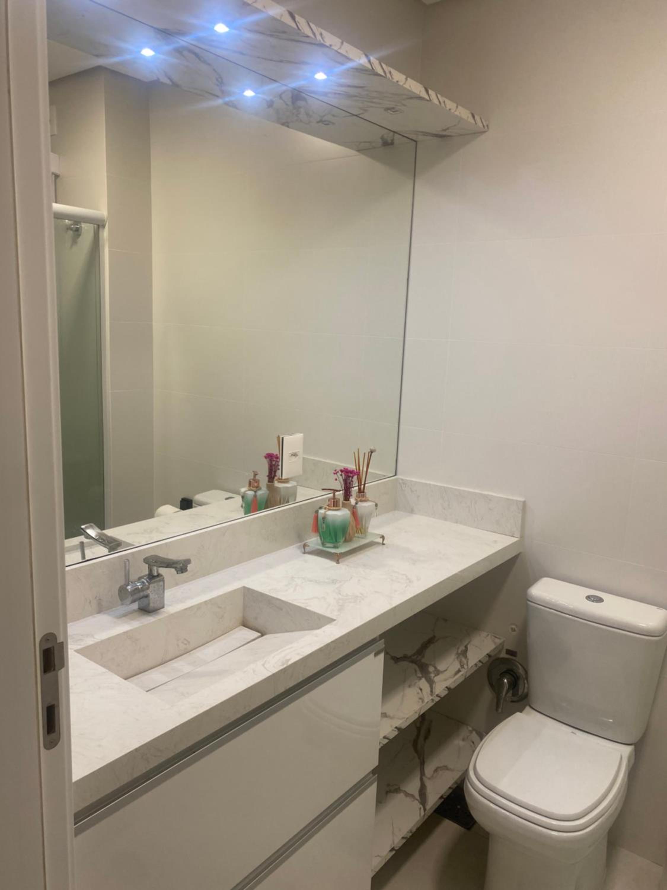 Apartamento novo de 02 suítes em Jurerê