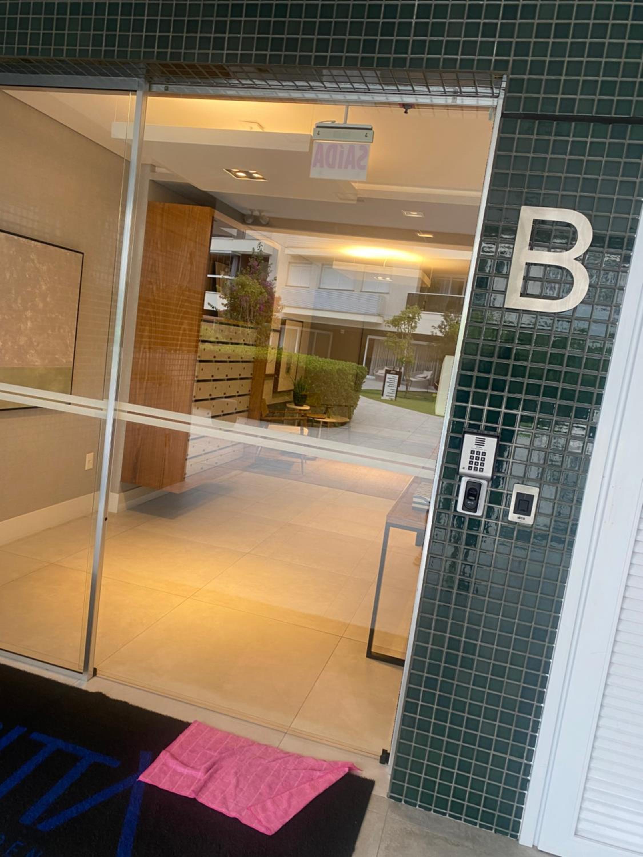 Apartamento novo de 02 suítes em Jurerê