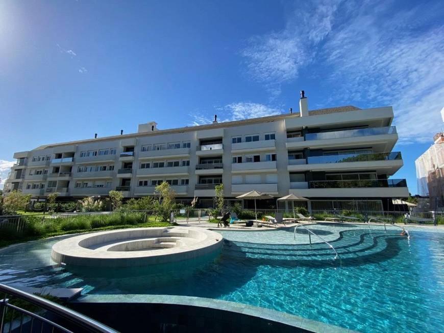 Apartamento novo de 02 suítes em Jurerê