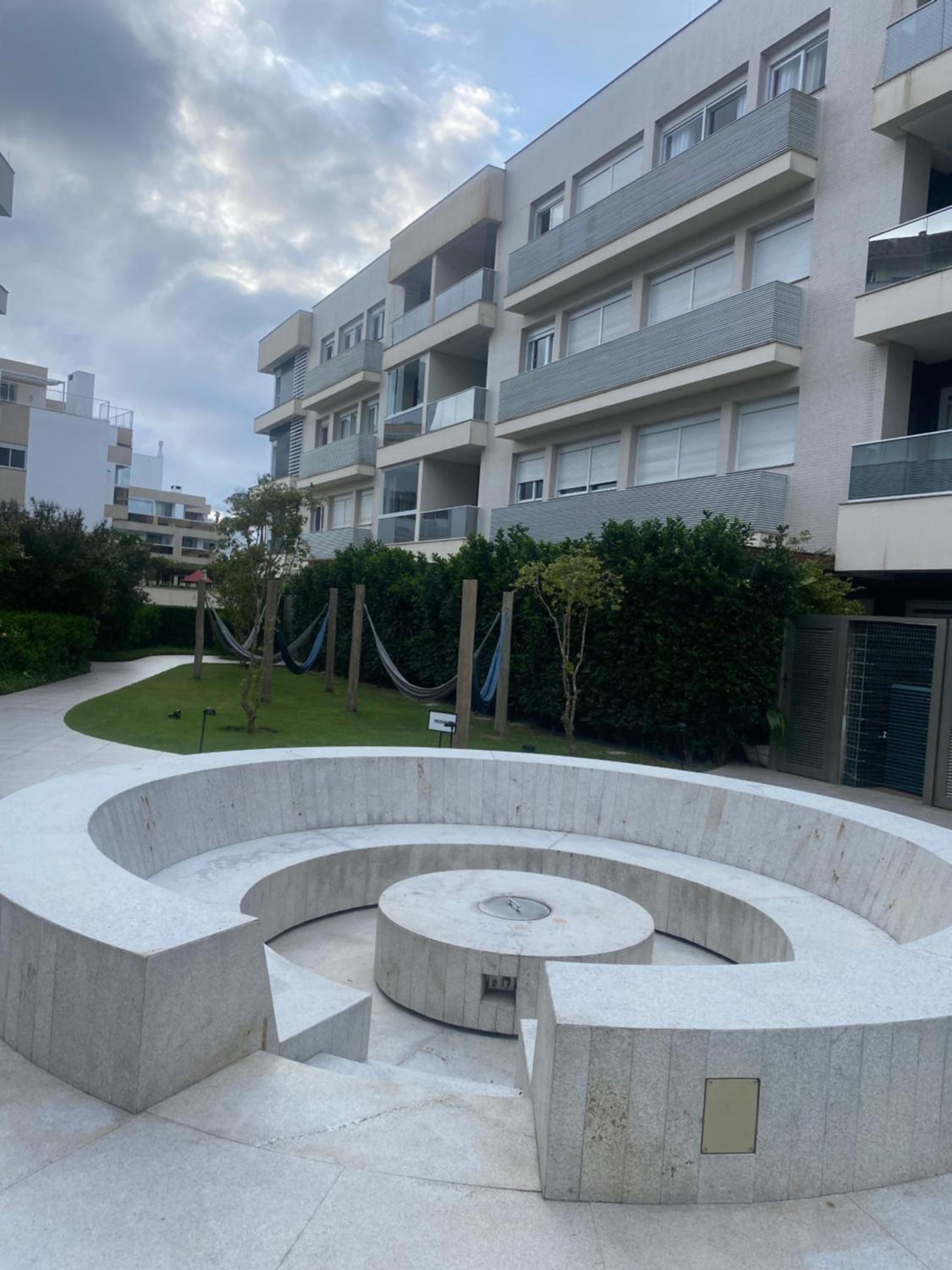 Apartamento novo de 02 suítes em Jurerê