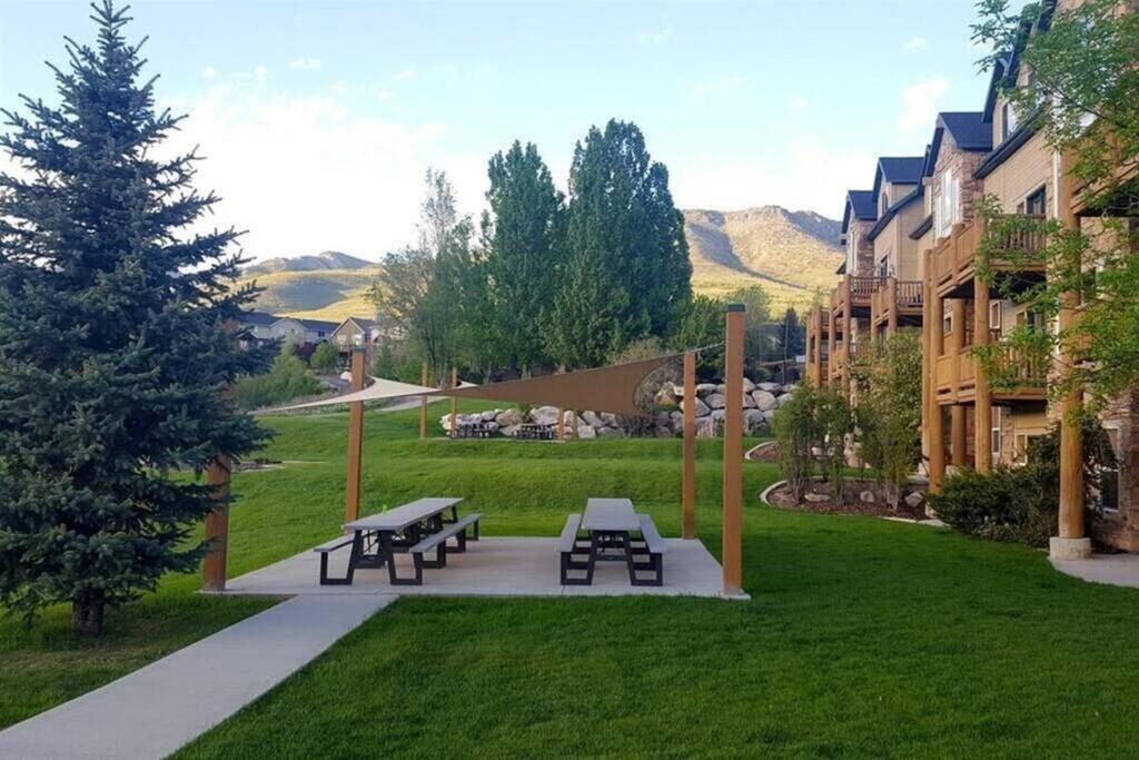 Light and Bright Mountain View Condo view 4