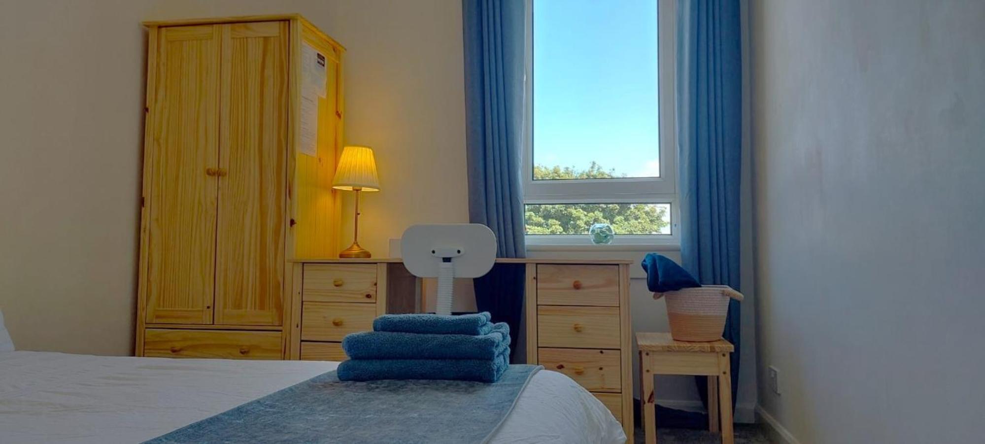 Lovely Rooms, Great Transport, Airport Bus, 5 mins to Beach, Great Value view 2