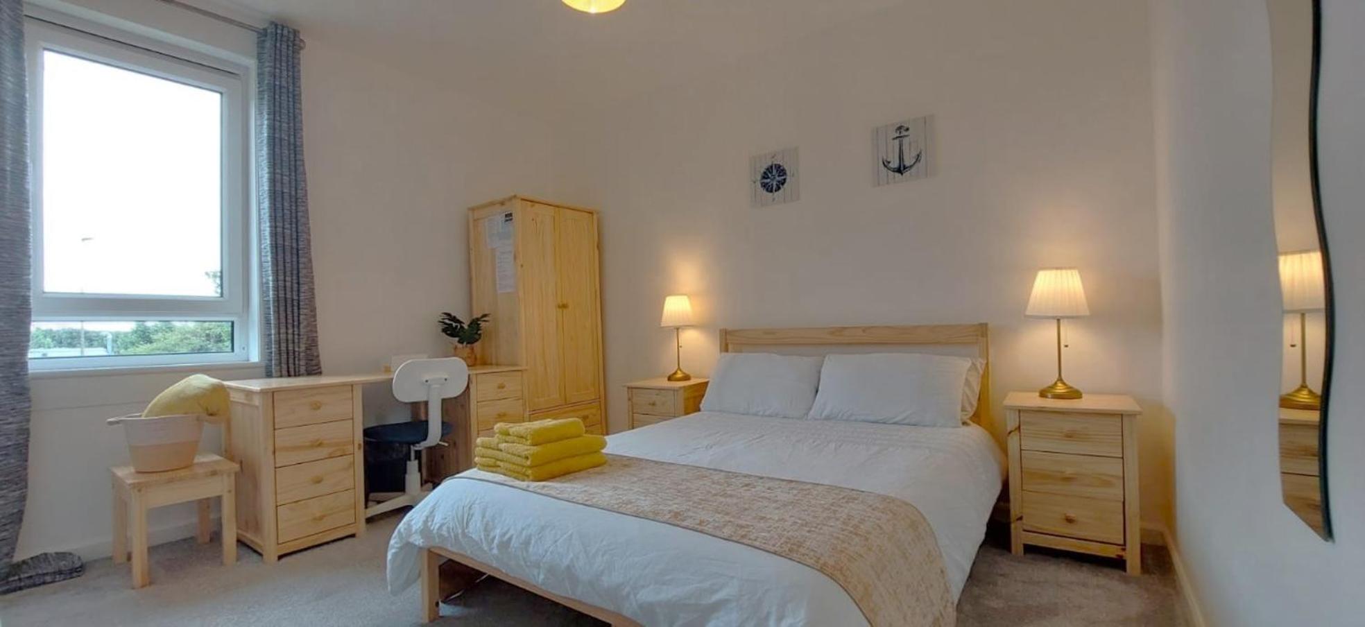 Lovely Rooms, Great Transport, Airport Bus, 5 mins to Beach, Great Value view 3