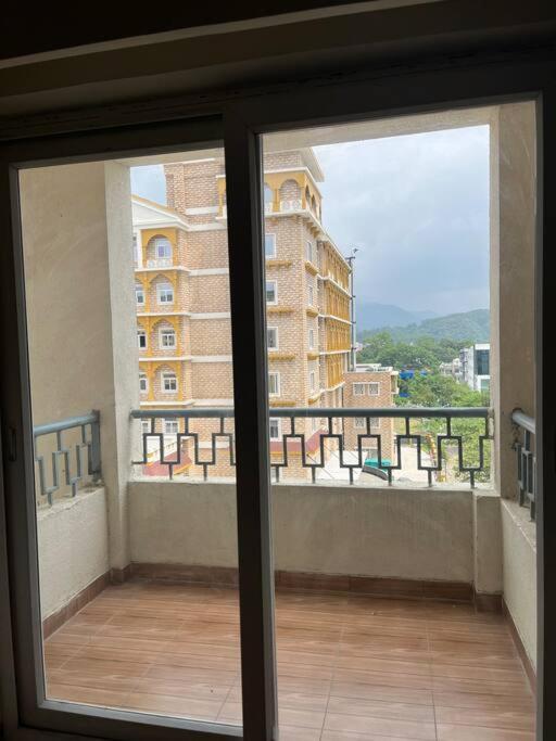 Two Passangers Highrise Haven in Doon view 3