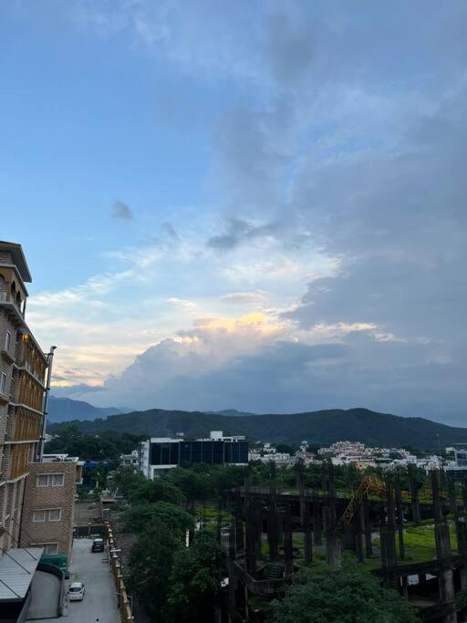 Two Passangers Highrise Haven in Doon view 4