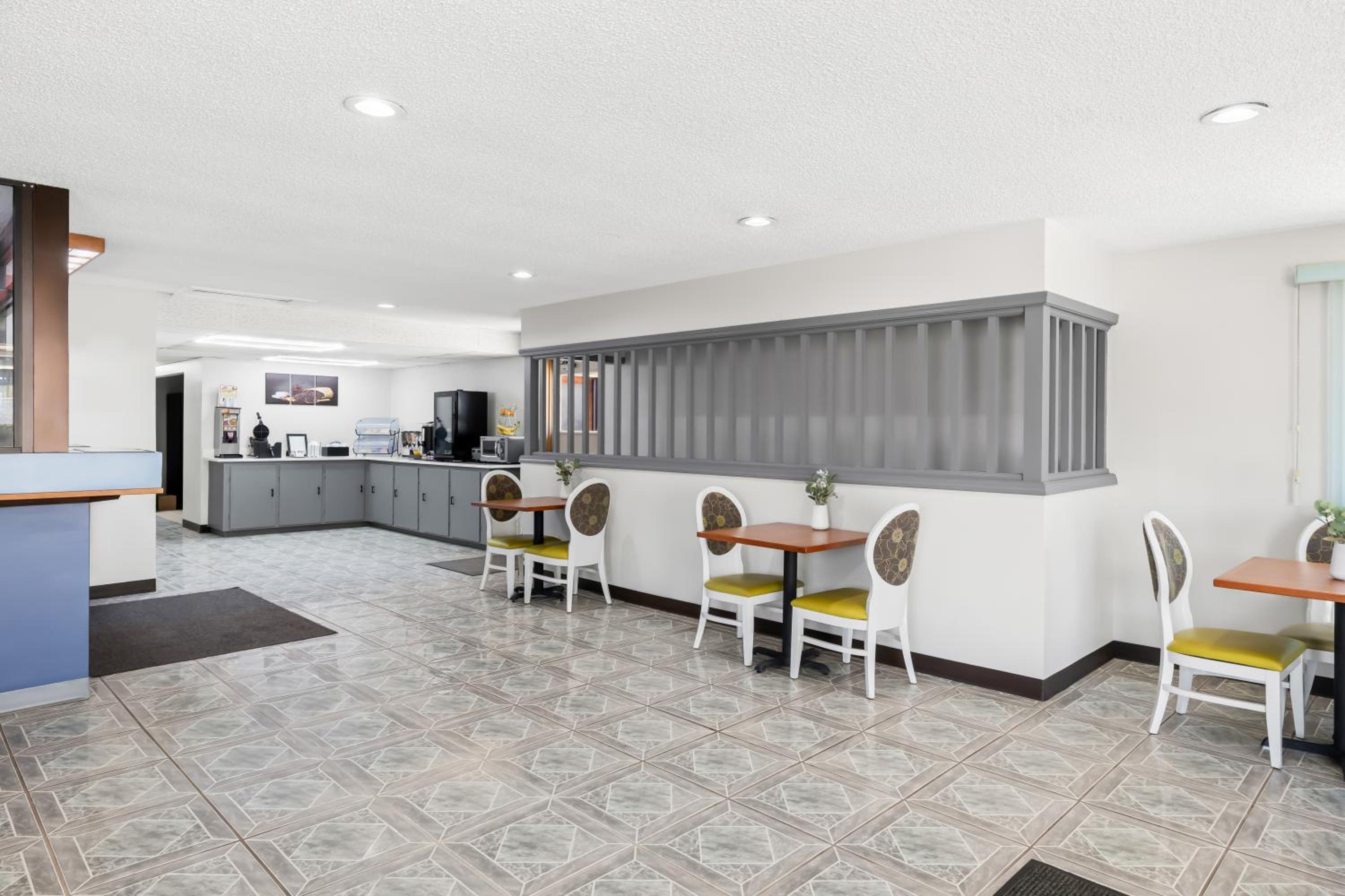 Emporia Vacations - Econo Lodge - Property Image 7