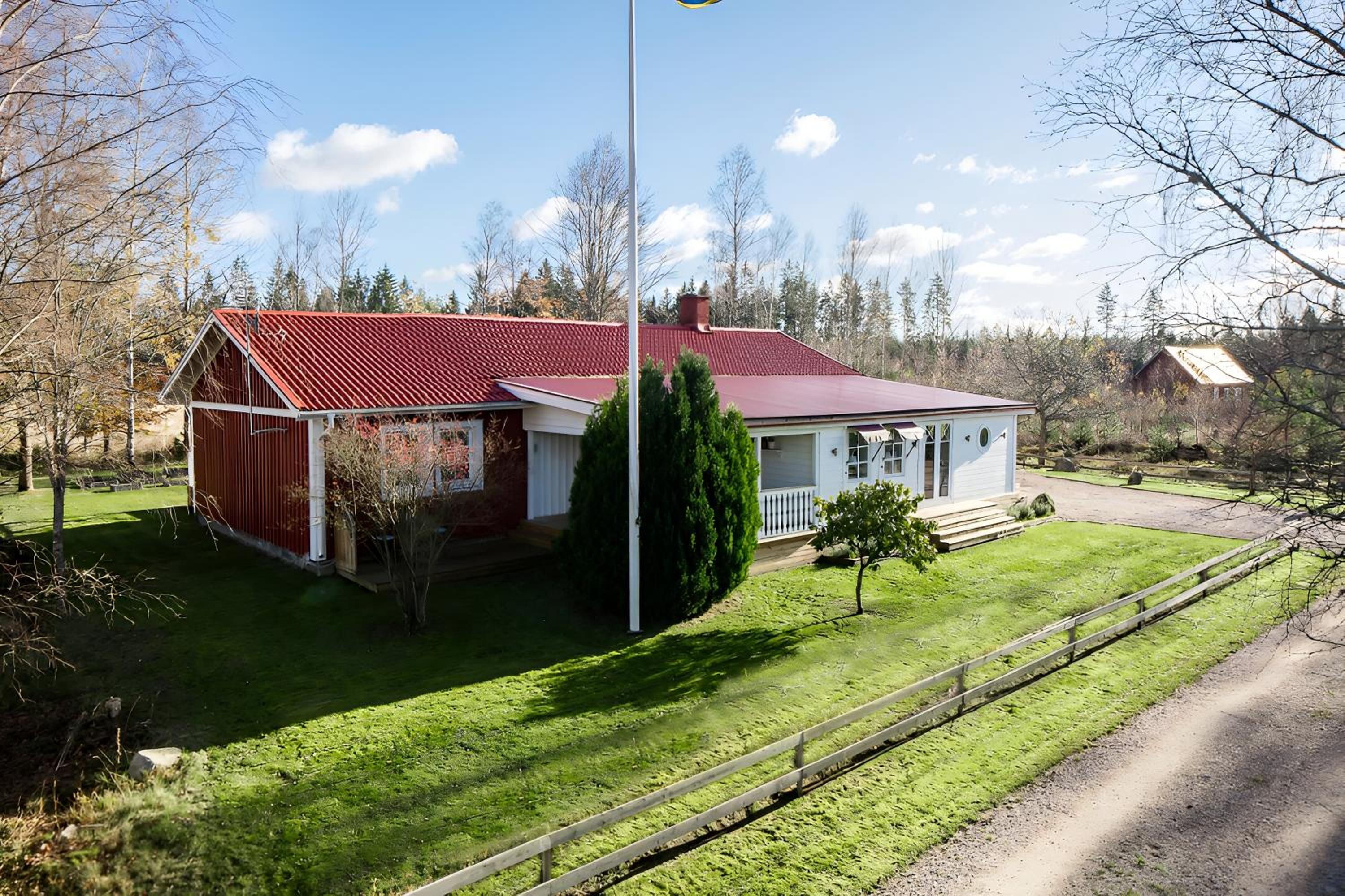 Spacious Cabin for Work Crews, 10 Beds! view 3