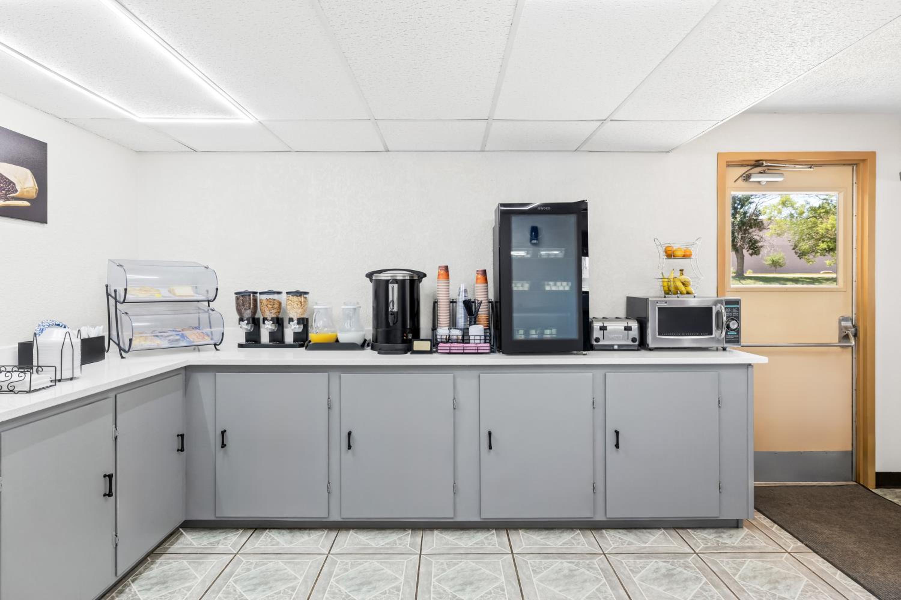 Emporia Vacations - Econo Lodge - Property Image 9