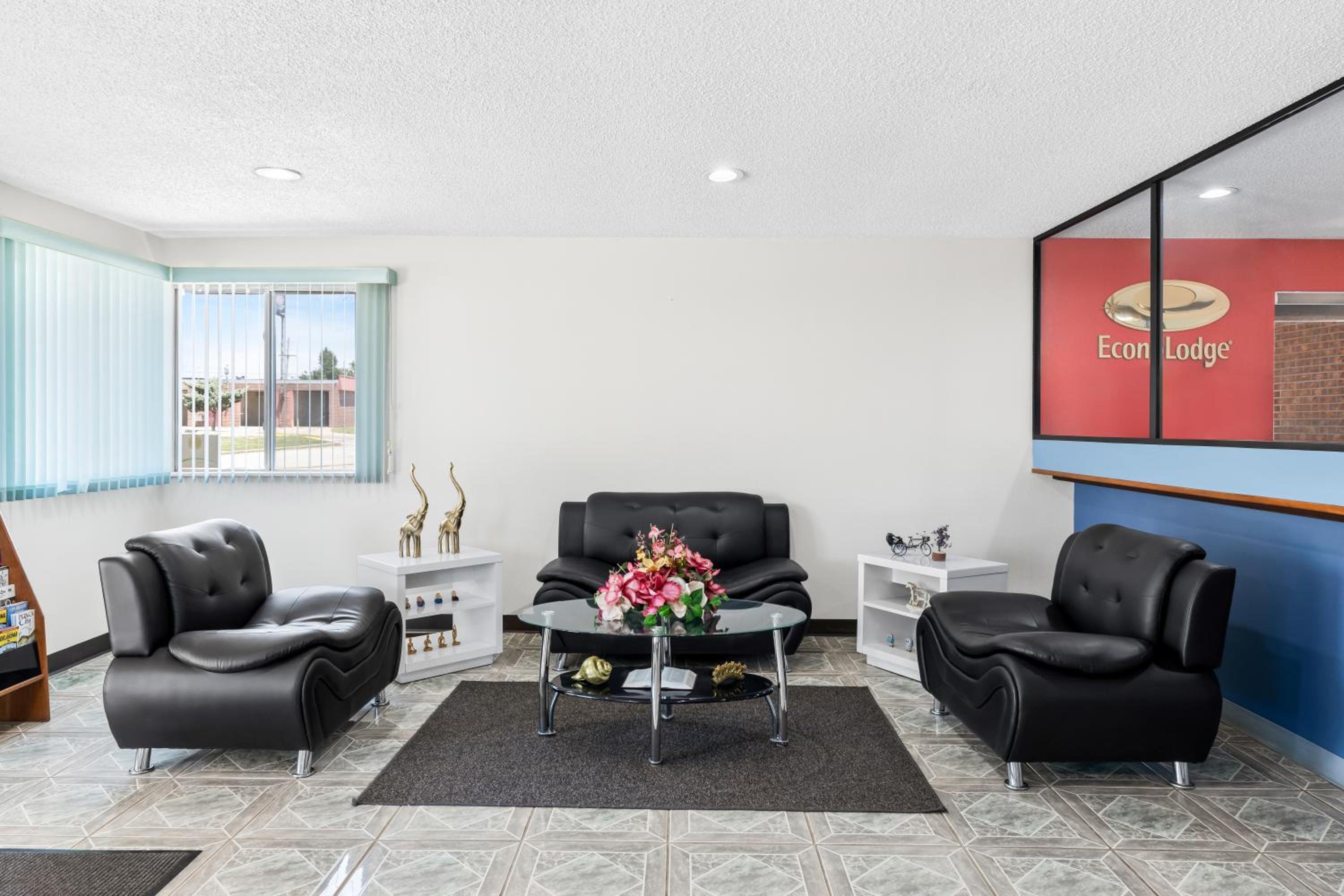 Emporia Vacations - Econo Lodge - Property Image 12