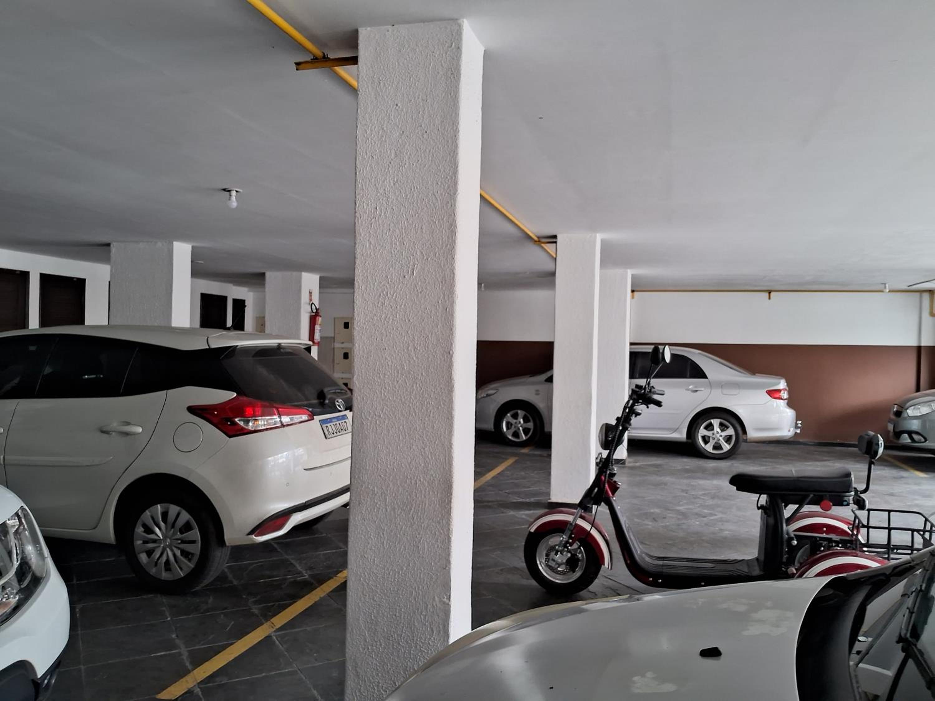 2 qrtos 1quadra da PRAIA DO FORTE com GARAGEM, Varanda, elevador, frente rua com vista livre