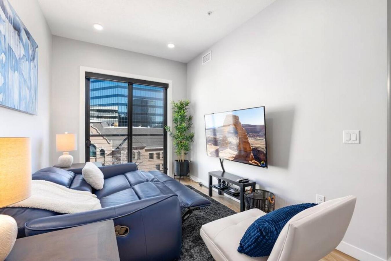 Modern dntwn apt- prime location