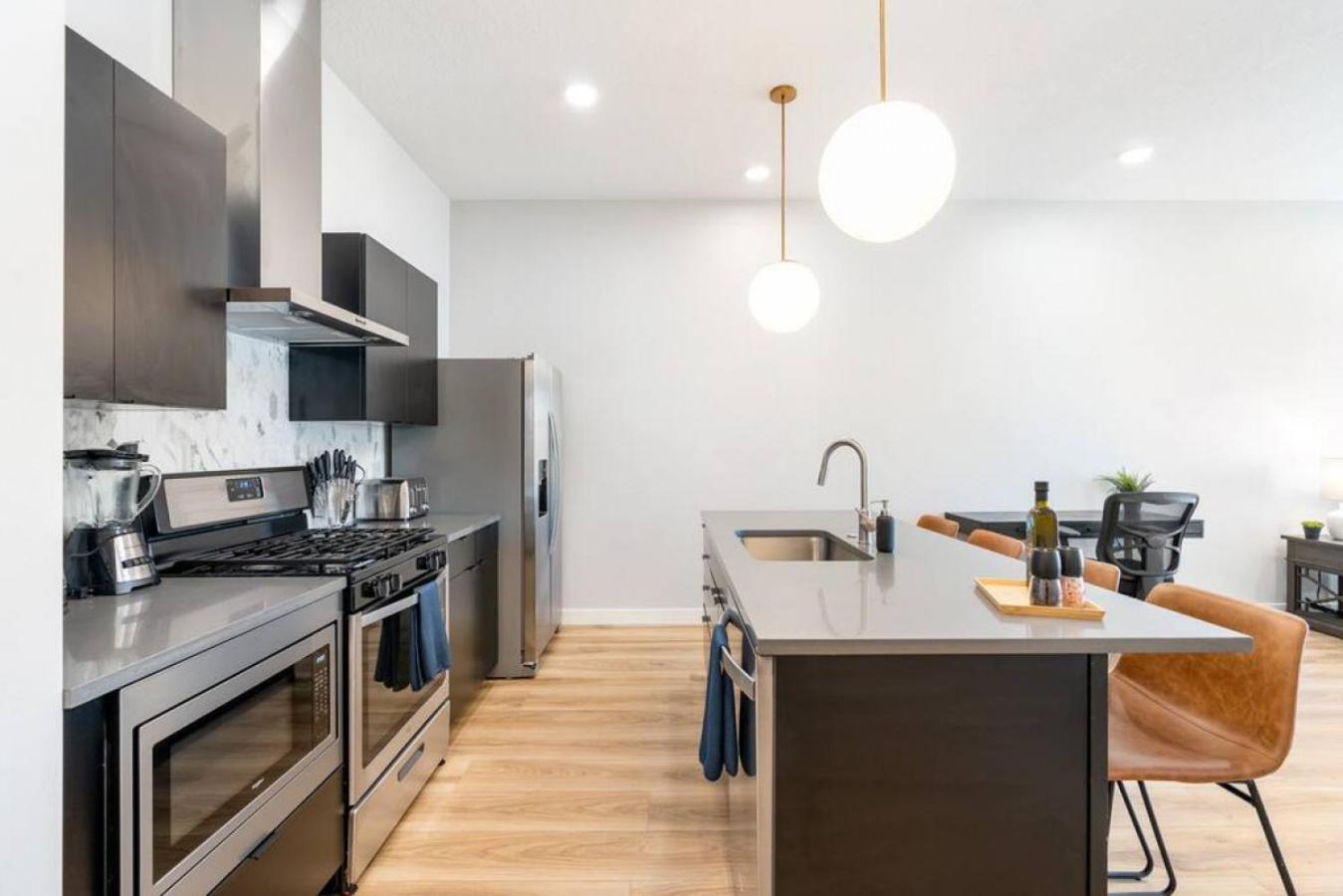 Modern dntwn apt- prime location