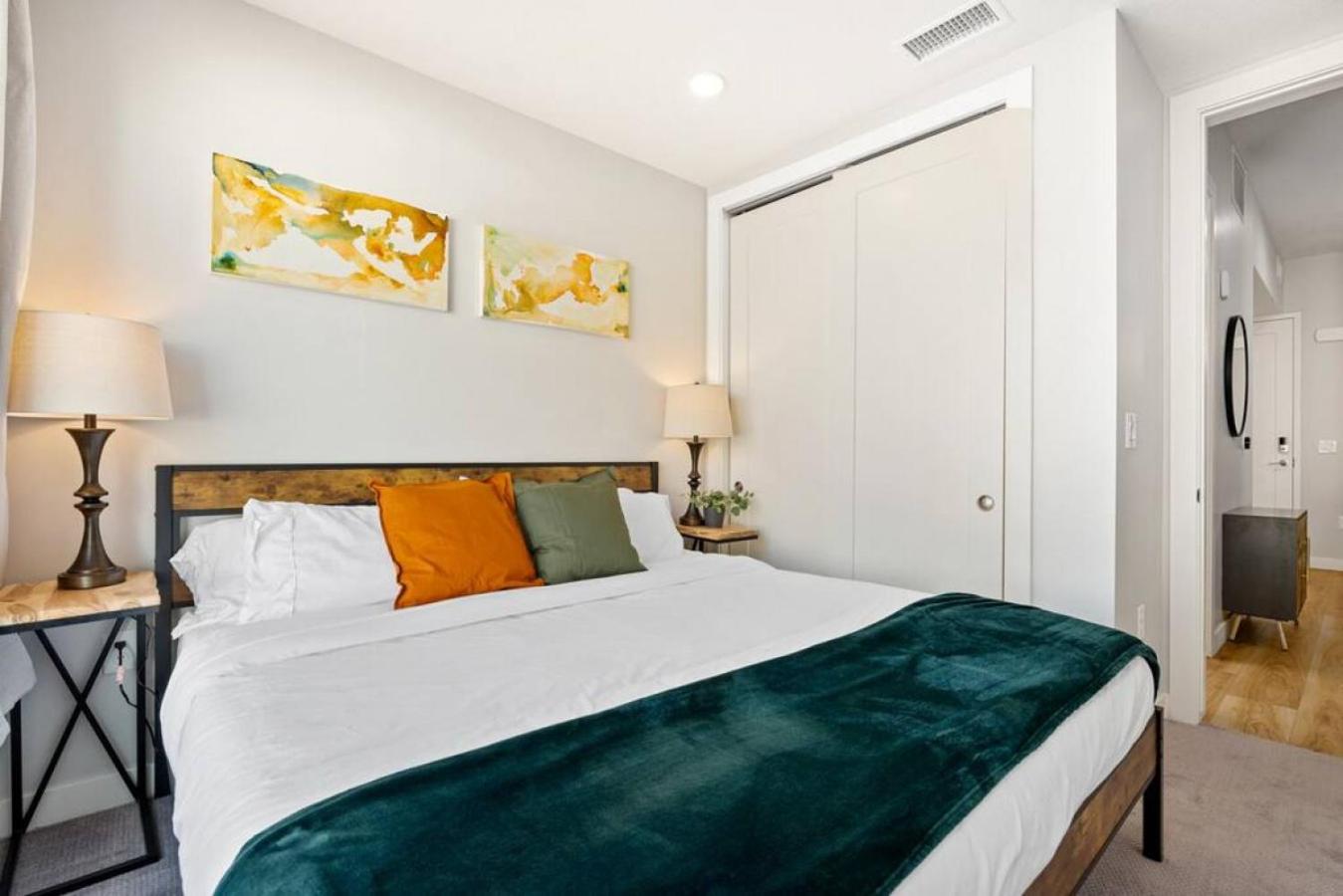 Modern dntwn apt- prime location
