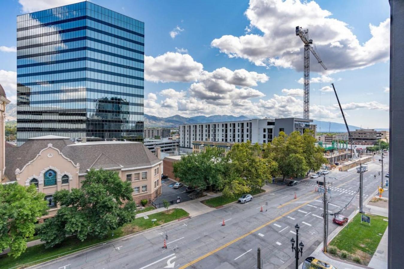 Modern dntwn apt- prime location