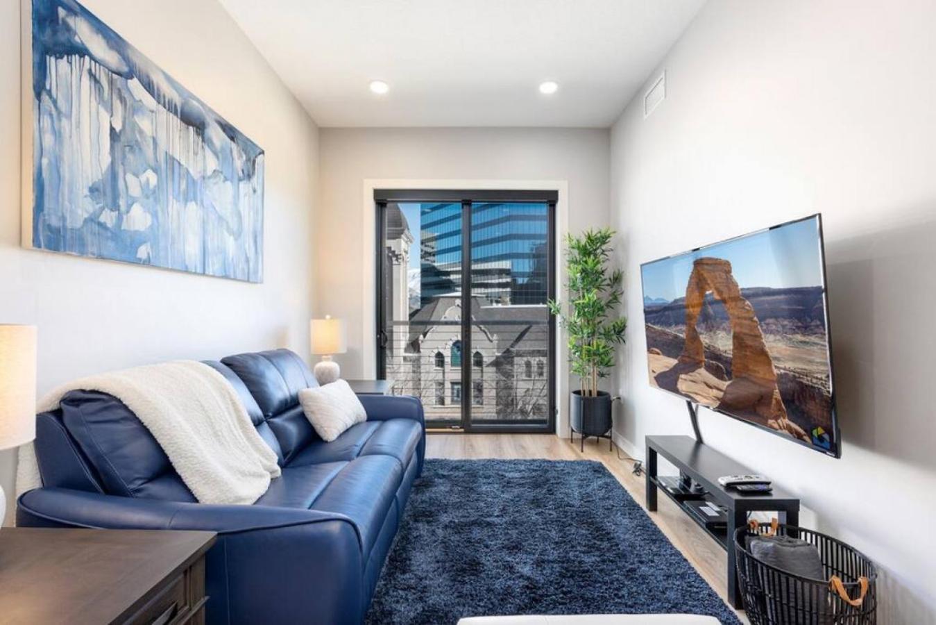 Modern dntwn apt- prime location