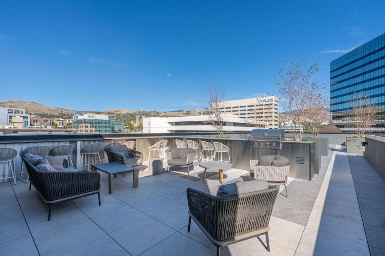 Modern dntwn apt- prime location