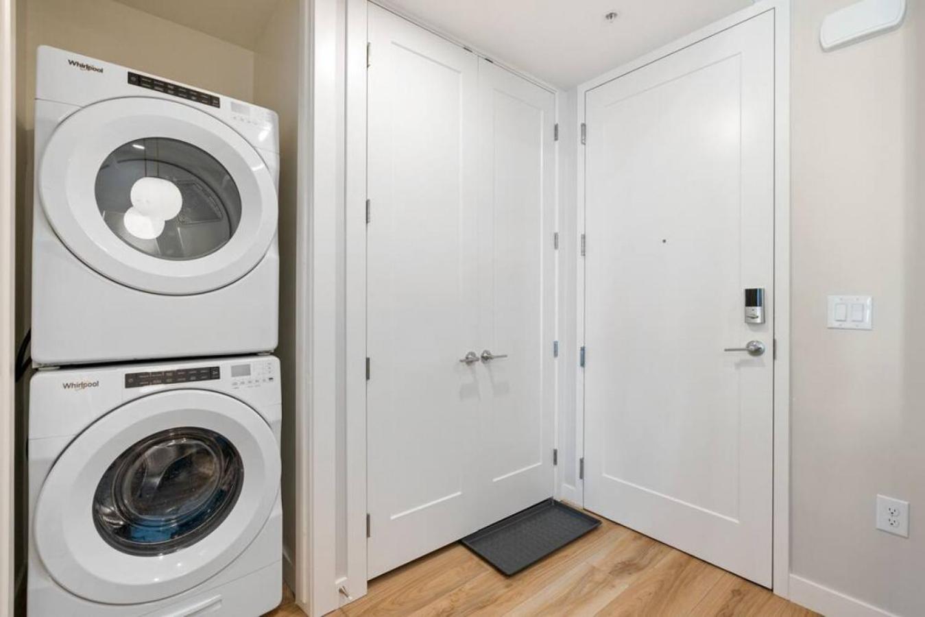 Modern dntwn apt- prime location