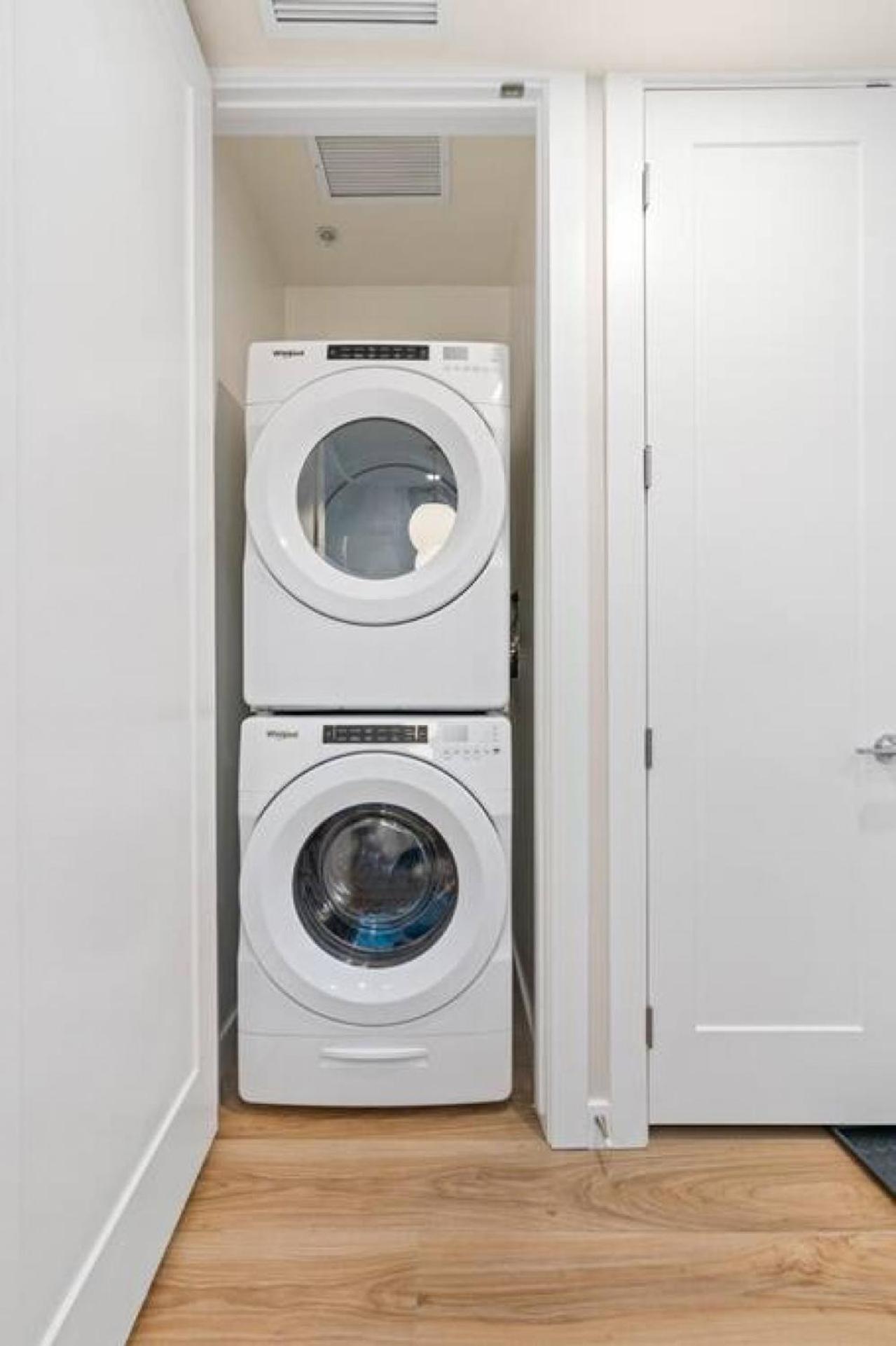 Modern dntwn apt- prime location